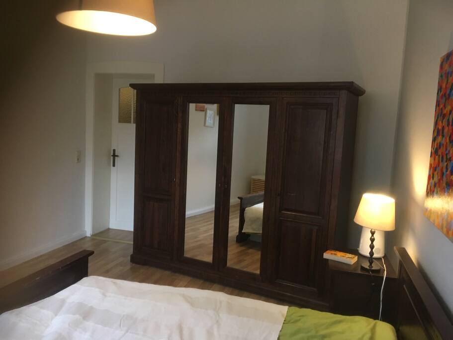 Schrank - Genügend Platz für Kleidung etc.