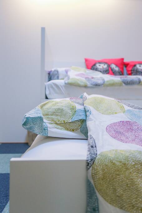 There are 2 single beds in room 201
ルーム201は二つのシングルベットがあります
201号房间有两张单人床
