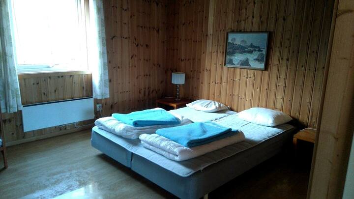 Sovrum i annexet, dubbelsäng som kan flyttas isär, spjälsäng och garderob.