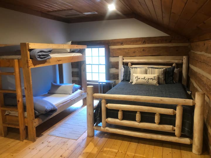 楼上卧室- 2张双人双层床和标准双人床。