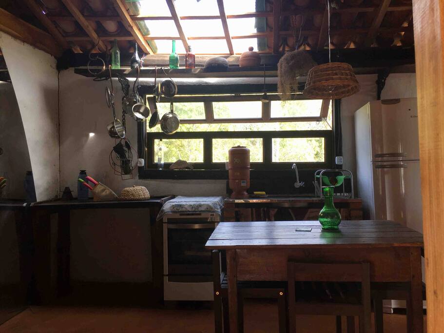 Cozinha da casa conta com alguns itens básicos, assim como geladeira e fogão.