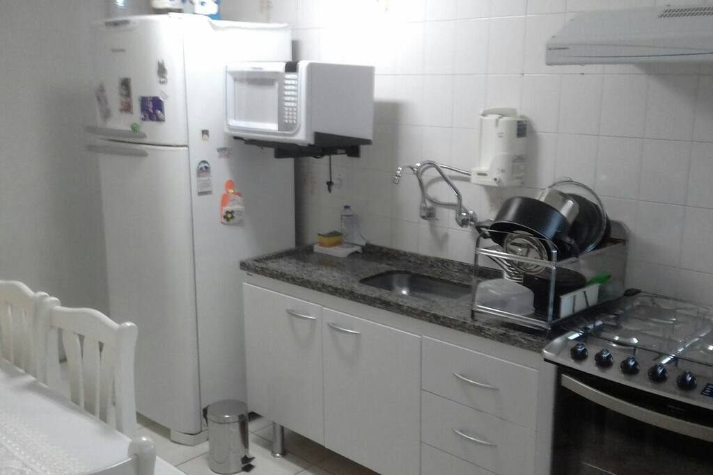 Cozinha ampla e completa.