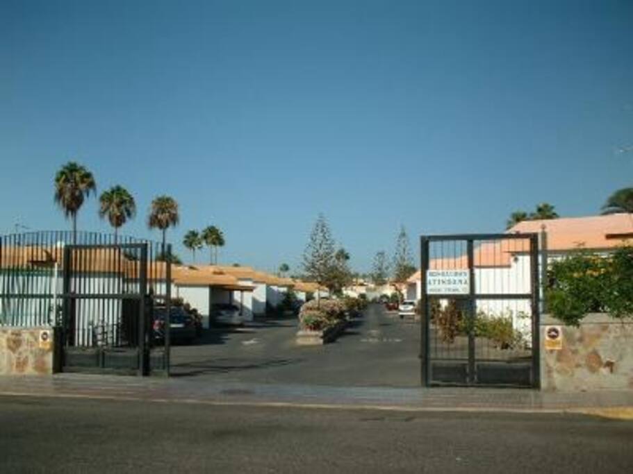 PARKING AREA / PRIVATE ENTRANCE