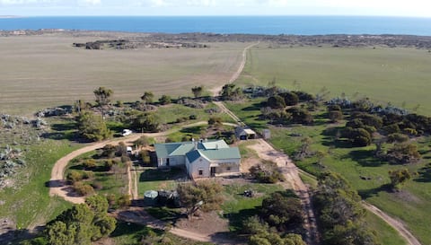 Large Streaky Bay Farmhouse with Surf Beach Access