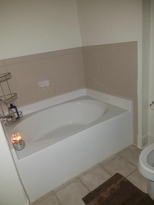 Big bath tub in the master bathroom