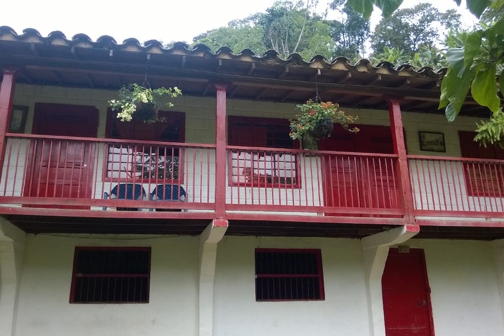 Casa principal con balcón