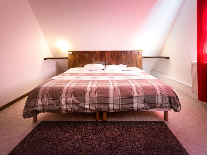 Elzas ştatının Ribeauvillé şəhərindəki Rieslinq kottecində çarpayı otağı