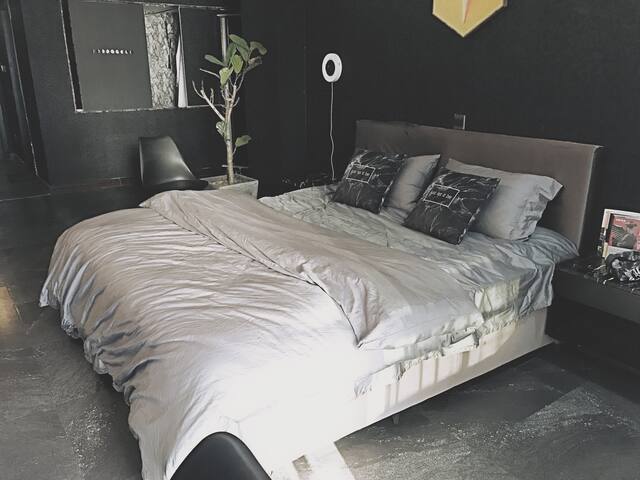 近火车站/地铁口/精品豪华公寓+位于厦门市中心磐基名品中心附近【长乐之夜】