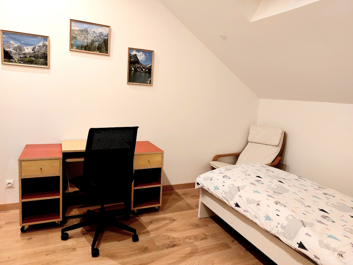 Საძინებელი 1 საწოლი 90 + 1 ოფისი 1 სართულზე 