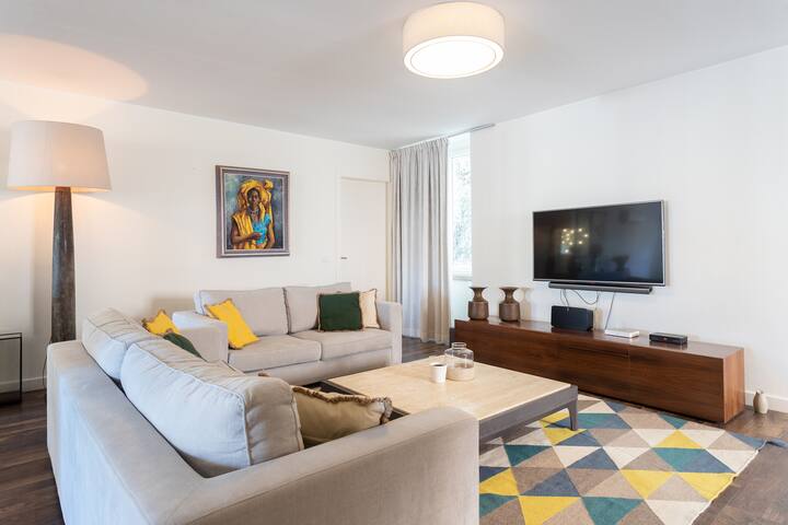 ★Luxury Designer Getaway ~ Stunning Downtown Views gallery image 5