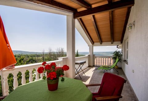 Popular Airbnb listing: Lofty sunsets (for 5 person) in Presika