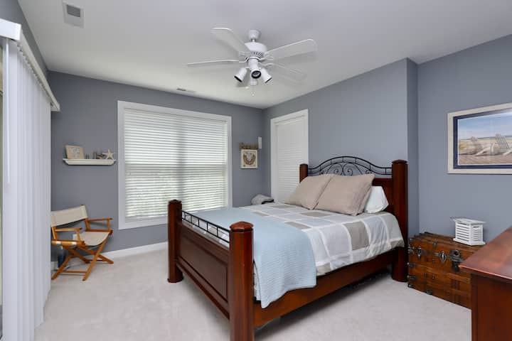 Spálňa 1 s manželskou posteľou Queen a kúpeľňou v apartmáne