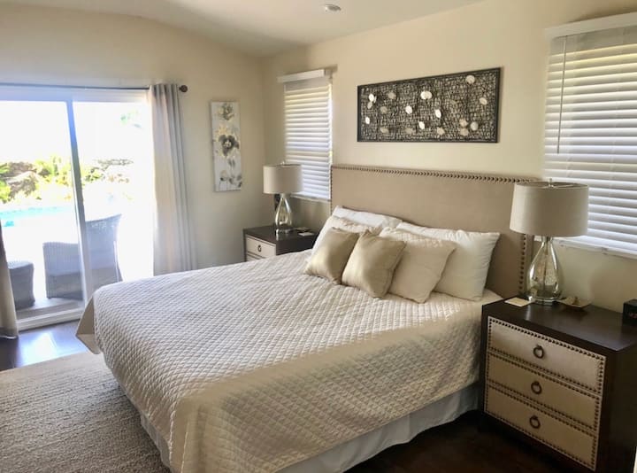 Главната спалня води към верандата и басейна