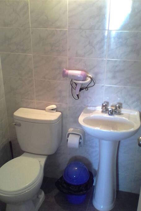 Baño privado del dormitorio, tiene secadora.y se brinda utiles de aseo basico.