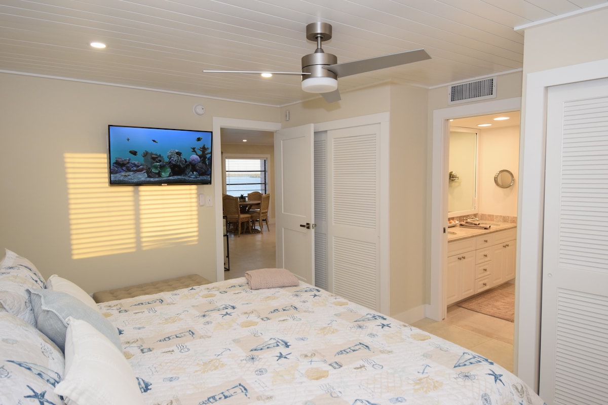 בחדר השינה הראשי יש חדר שינה חדש עם מיטת קינג סייז ומזרן איכותי לשינה מעולה.