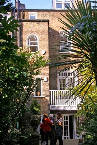 Stunning 3 bedroom house in Chelsea gallery image 3