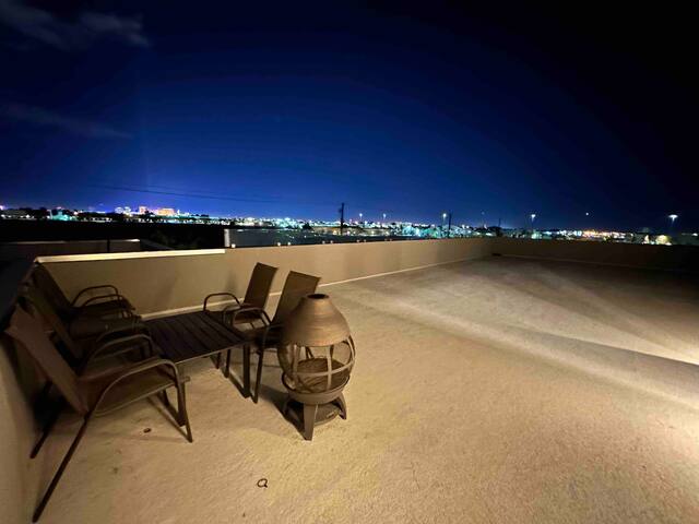 Large modern home by the Strip w/ great amenities gallery image 3