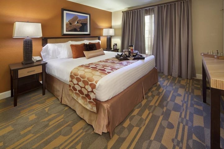 Çdo dhomë është e gjerë dhe e qetë për t 'u siguruar që je i çlodhur mirë për të kaluar ditën.
* Prona Timeshare: lloji i krevatit dhe kuzhinës dhe planimetritë e njësisë mund të ndryshojnë.