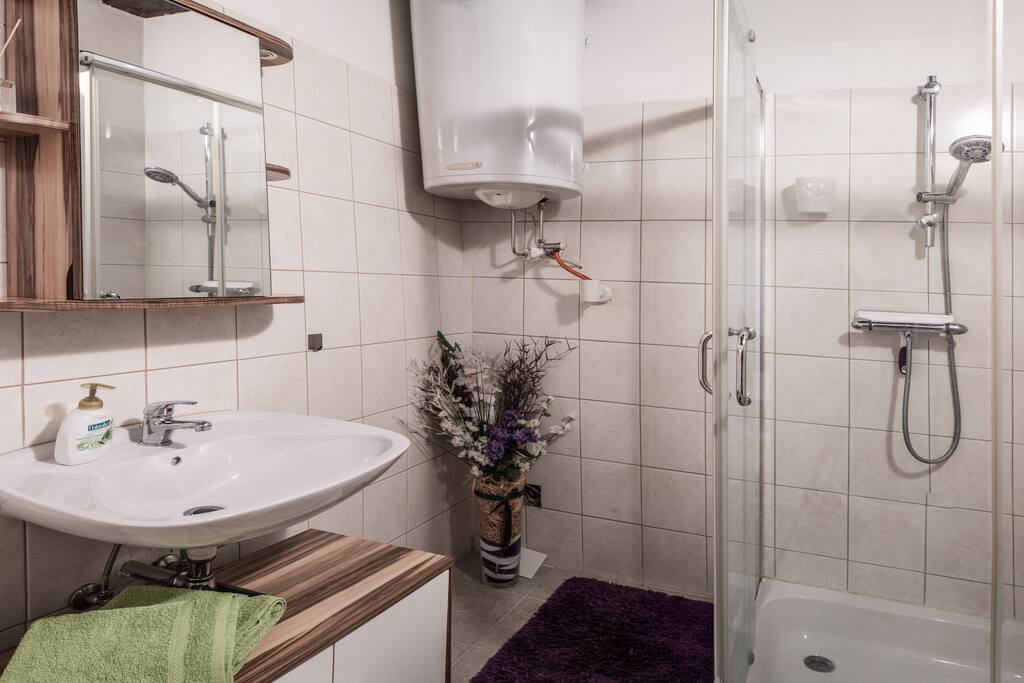 Voll ausgestattetes Badezimmer