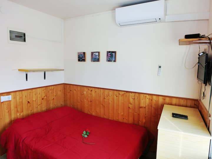 Habitación con 1 cama de 135 cm
Chambre avec 1 lit de 140 cm
Bedroom with a bed of 135 cm