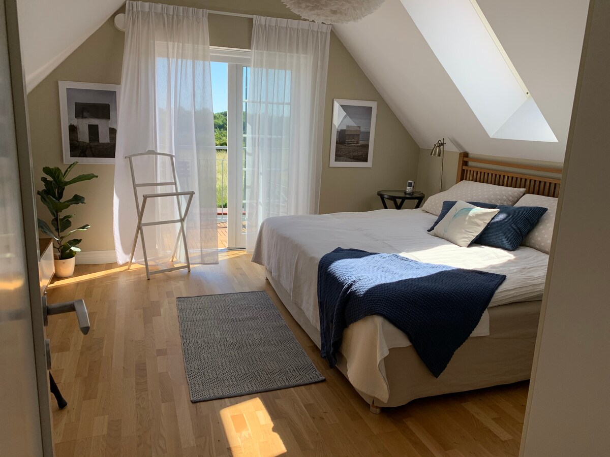 ห้องนอนใหญ่ Säng (210x200) ทีวีพร้อม AppleTV และสามารถเชื่อมต่อกับสาย HDMI ได้