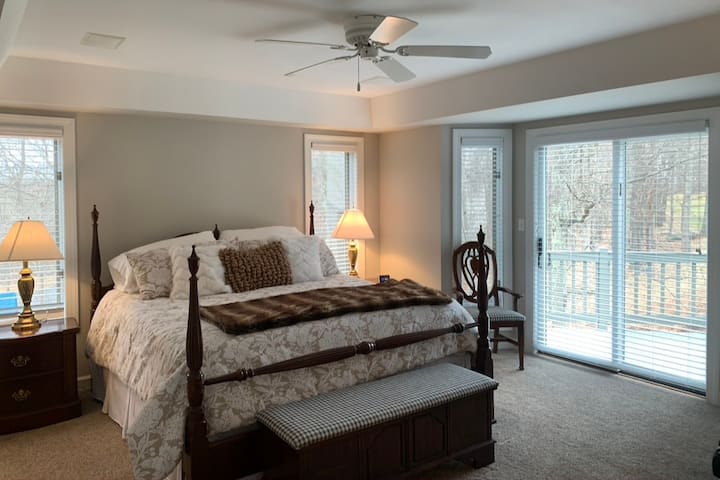 Основна спалня на главния етаж.