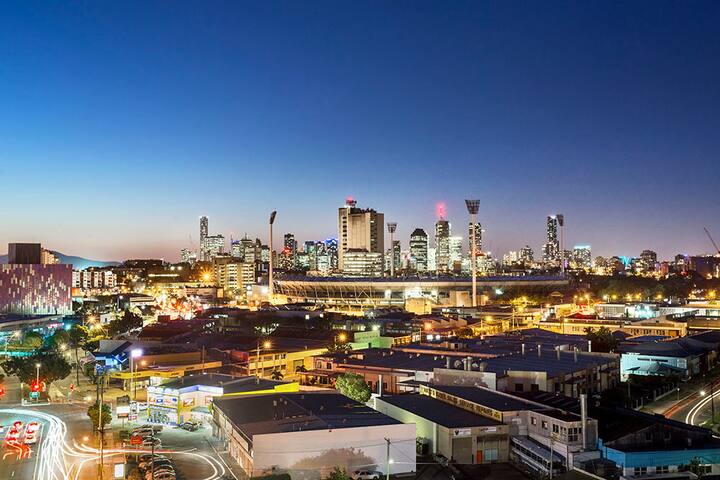 WOOLLOONGABBA 3 BR APARTMENT NEAR BRISBANE CBD gallery image 3