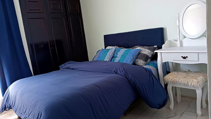 La segunda habitación tiene una cama matrimonial, un tocador y  clóset. La segunda habitación tiene una cama doble, un vestidor y un gran armario de pared.