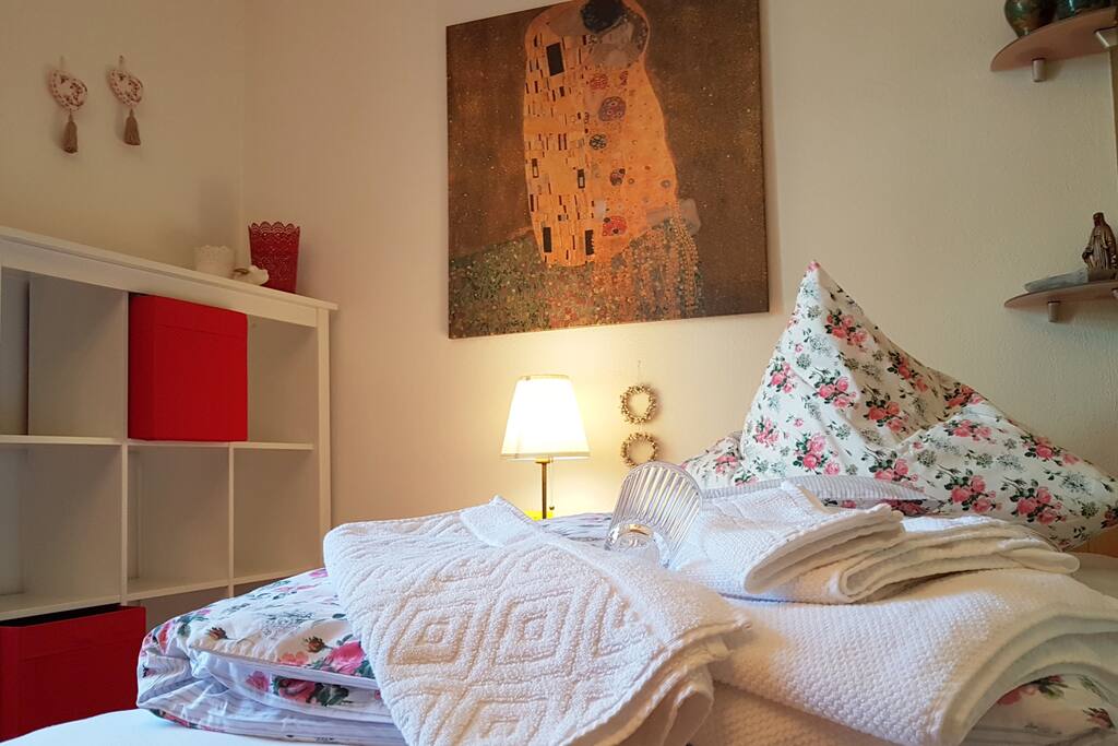 Bett und Ablageschrank