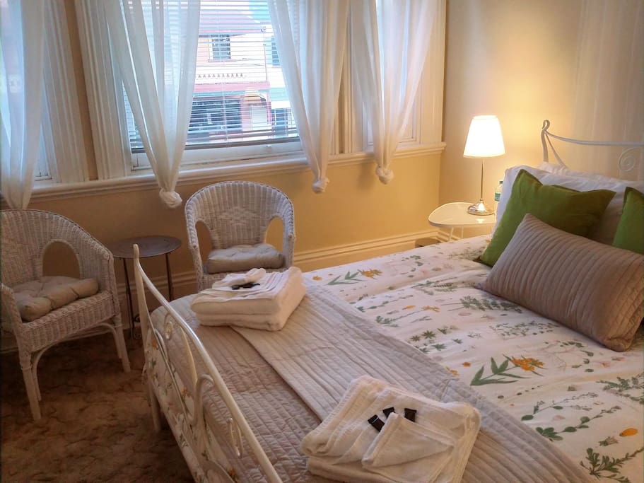 Queen bedroom 2: The Wharton: cosy, romantic & pretty!!