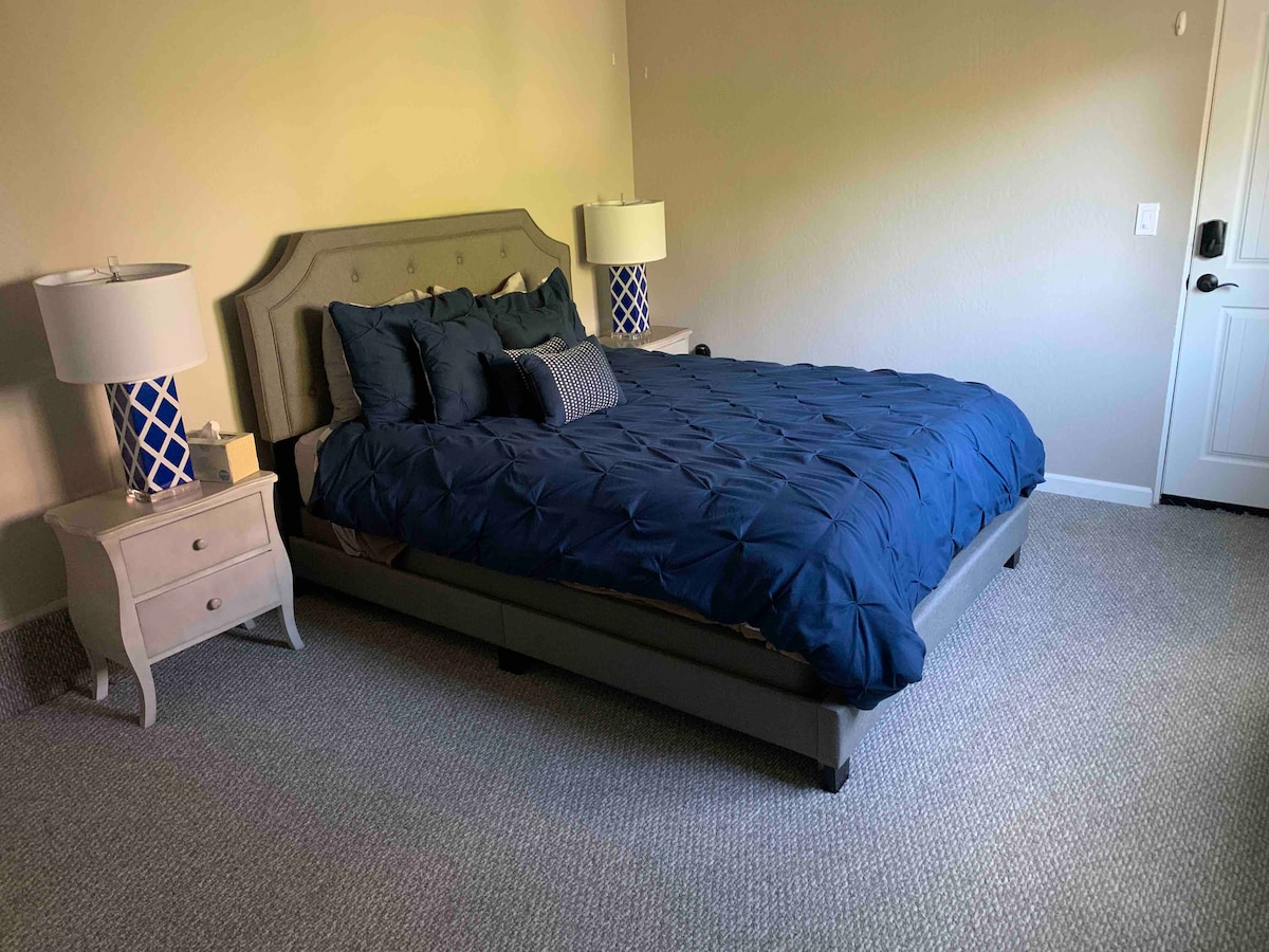 Dormitorio separado (#4) con cama tamaño queen, 
no hay baño adjunto
Ubicado en la planta baja por el patio trasero