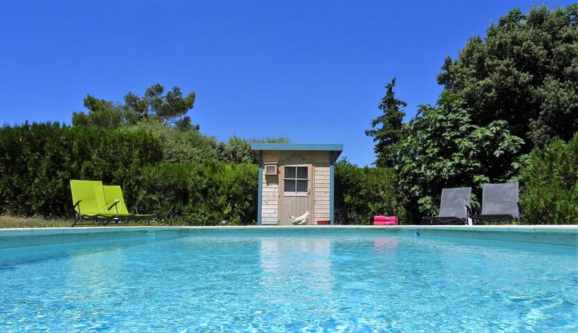 Refine (Website hidden by Airbnb) km from Gordes.