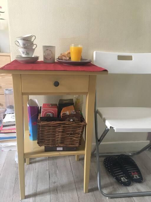 La table pour le petit déjeuner. Il y a une deusieme chaise pour manger à deux.
The table for the breakfast. There is another chair as well.