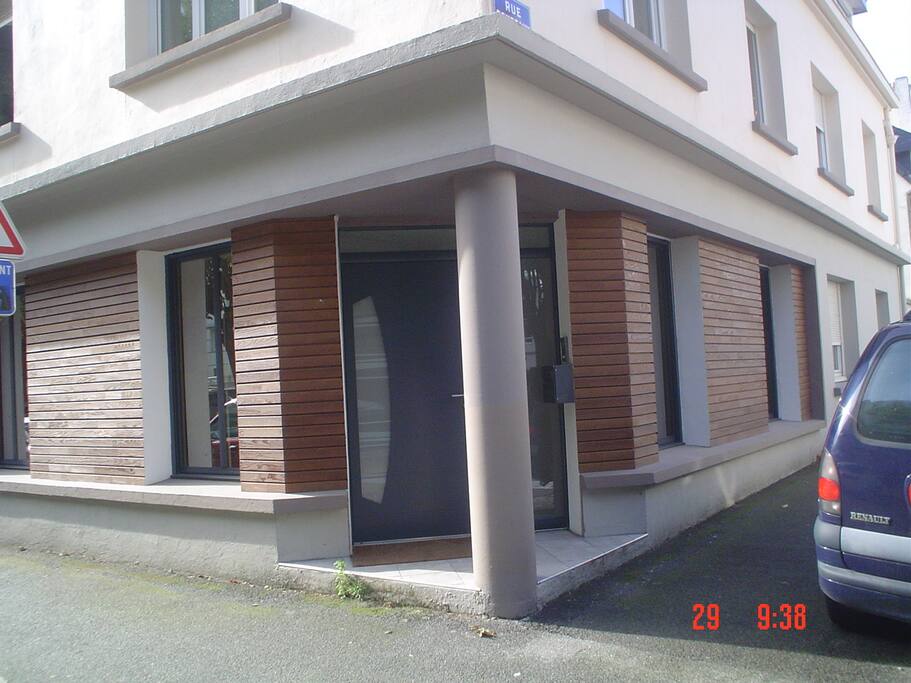 une boite sécurisé sous la boite a lettre pour les arrivés tardive ou autre .