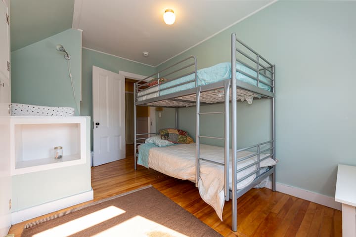 Dhomë gjumi për fëmijë me dy krevate