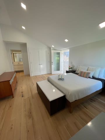 Private chic waterfront retreat-newly renovated. gallery image 3