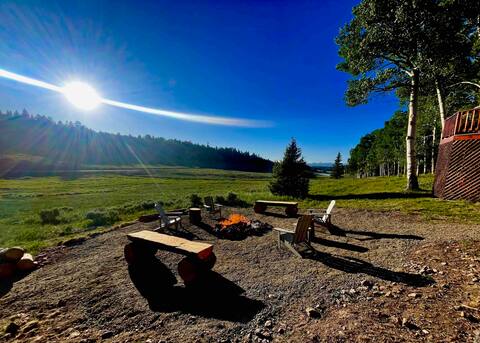 Beautiful cabin with great views, fire pit, & deck