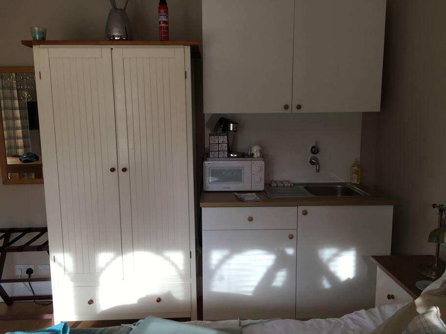 Kitchenette,
Wardrobe and somewhere to put your case.