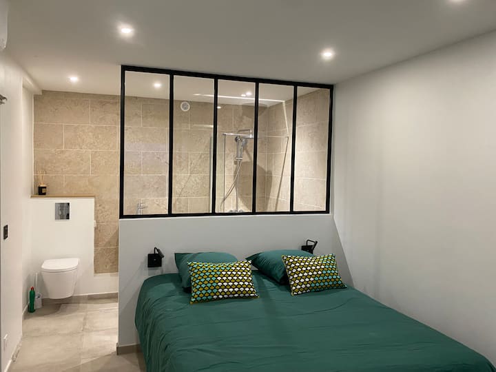 נוף לחדר השינה עם חדר האמבטיה ברקע . נוף לילי 