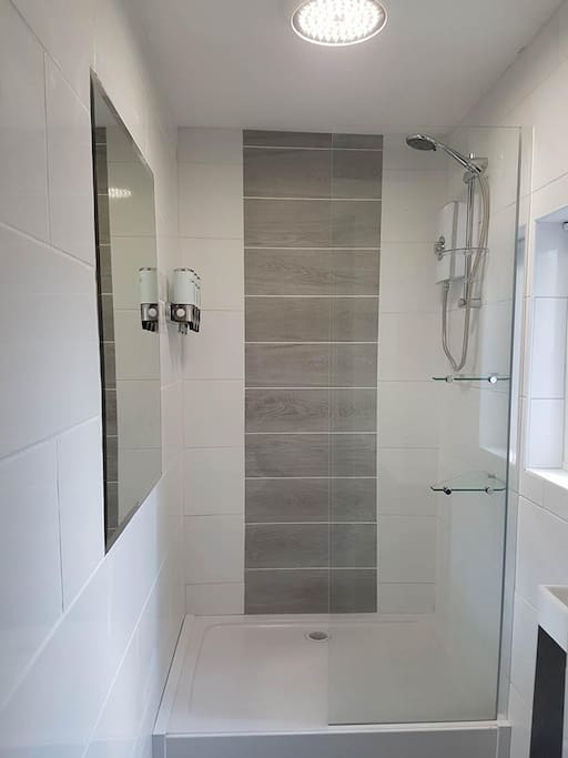 Walk in Shower Room x2