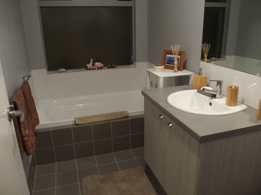Full size bath, basin and accessories