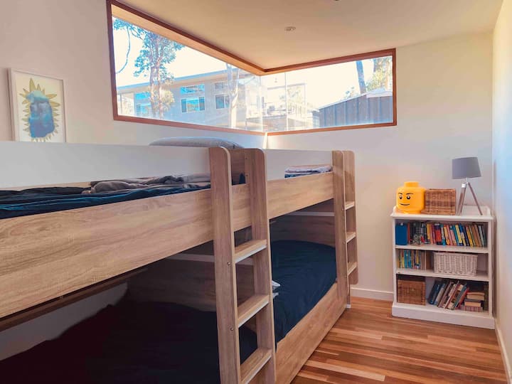 Dhomë e përbashkët me dritare të veçanta, me pamje nga perëndimi