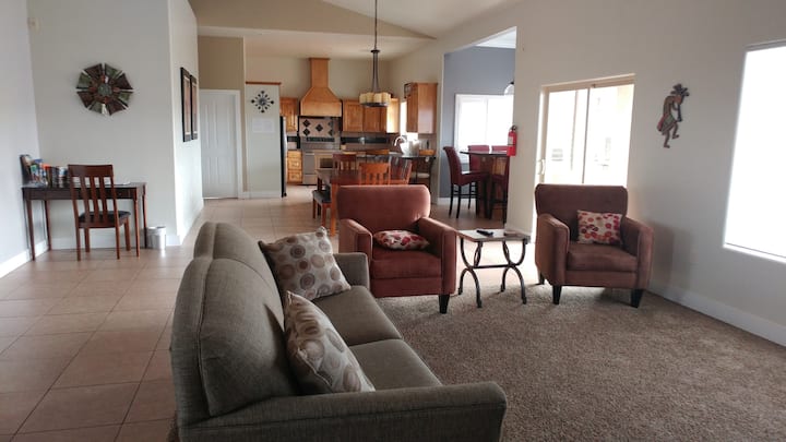 Sala de estar, comedor con asientos para 14 personas, cocina muy grande