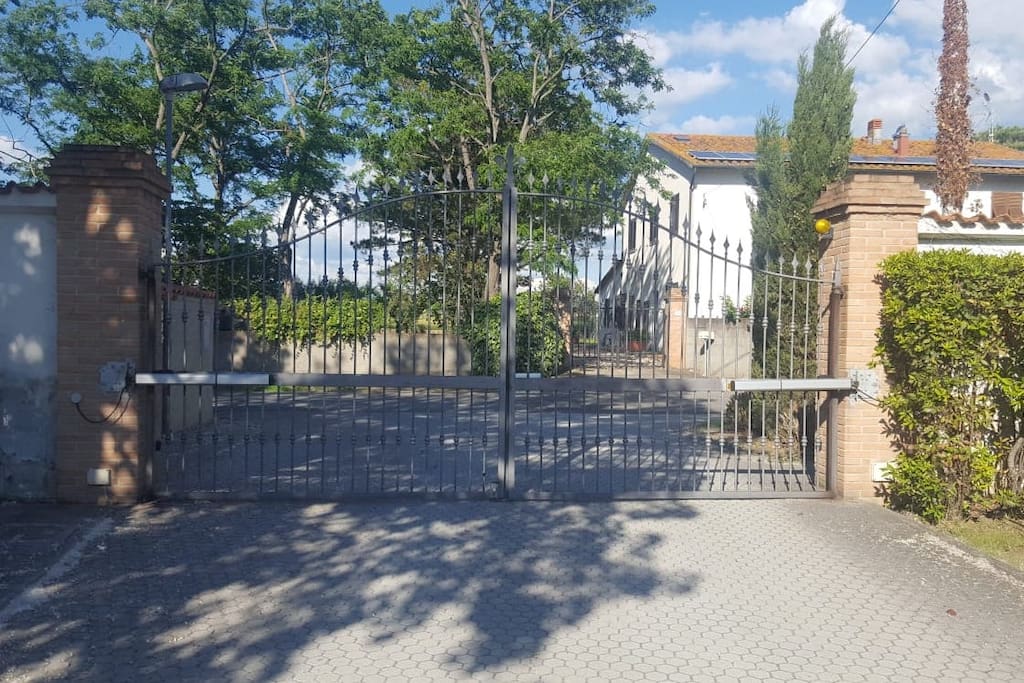 Cancello di accesso al Borgo dove è collocata la nostra abitazione