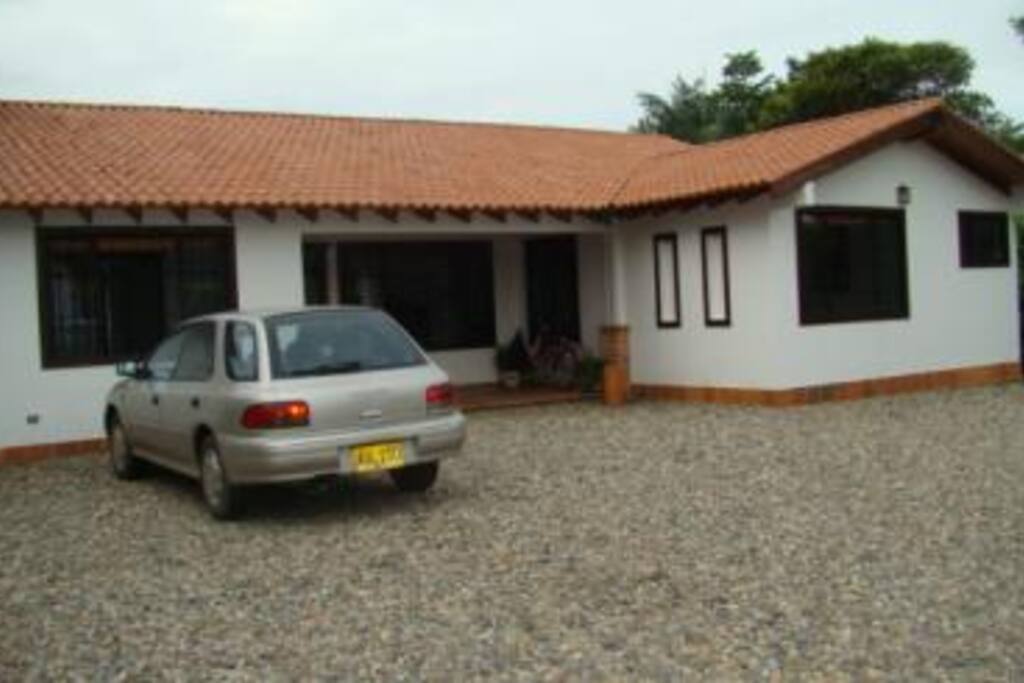 Vista delantera de la casa.