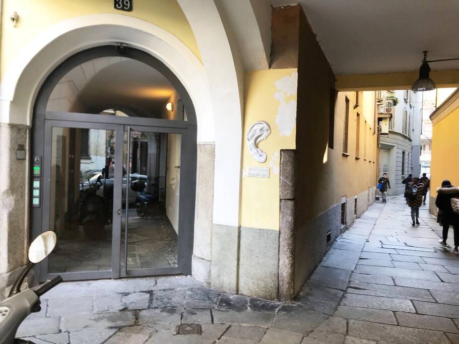 via Lanzone to via De Amicis typical old Milan