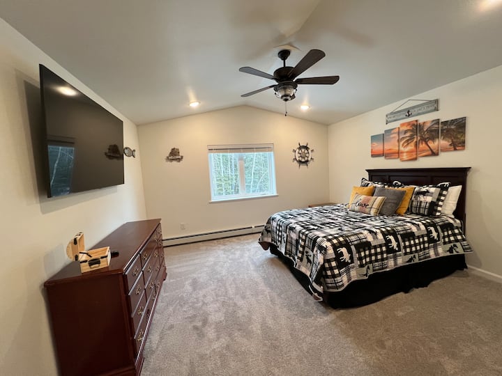 חדר שינה ראשי חדר

רחצה ראשי 

כיסוי ומגן למזרן עם ספוג זיכרון 
טלוויזיה חכמה 65אינץ '. חדר רחצה ראשי
ארון שידה
(שמיכות נוספות בארון)
מאוורר תקרה