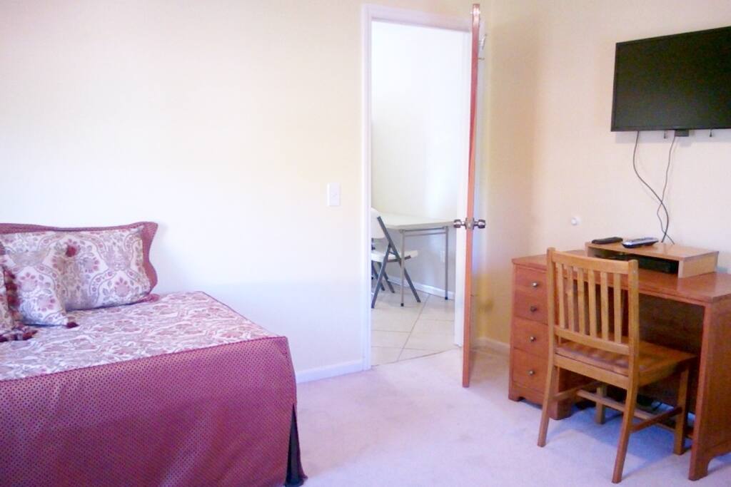 Bedroom/Desk