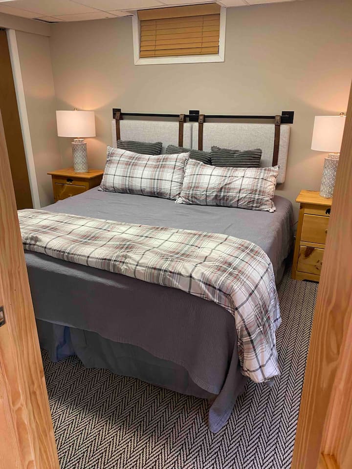 Tucked away on the lower level, this king bedroom features new carpet and furniture. It’s the coziest and most private space in the cabin. 