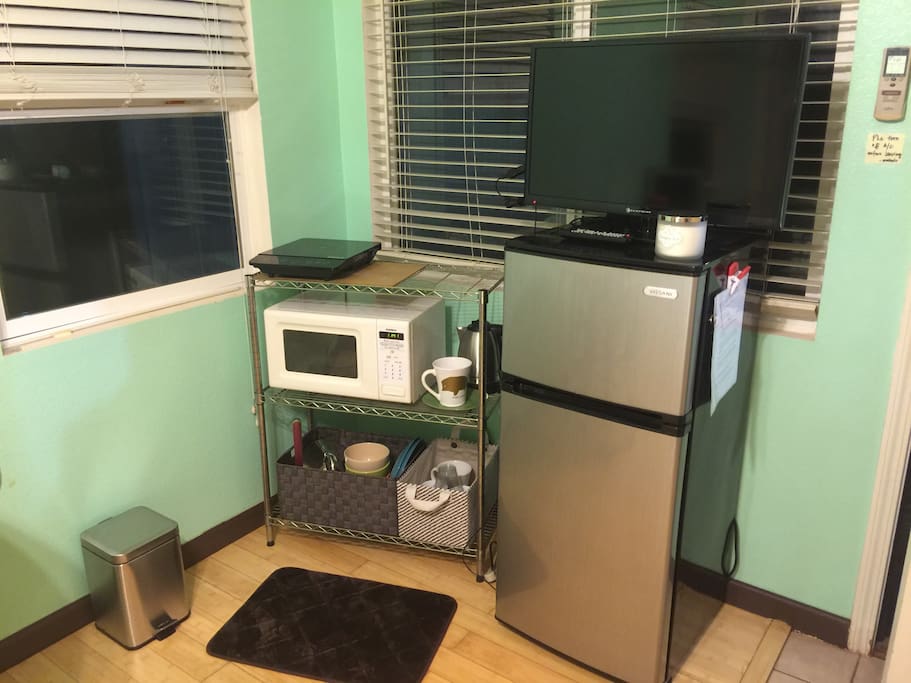 Convenience of a mini fridge/freezer, induction stove top, microwave and other amenities for our guests' convenience and savings. Cooking utensils provided for light cooking in room.